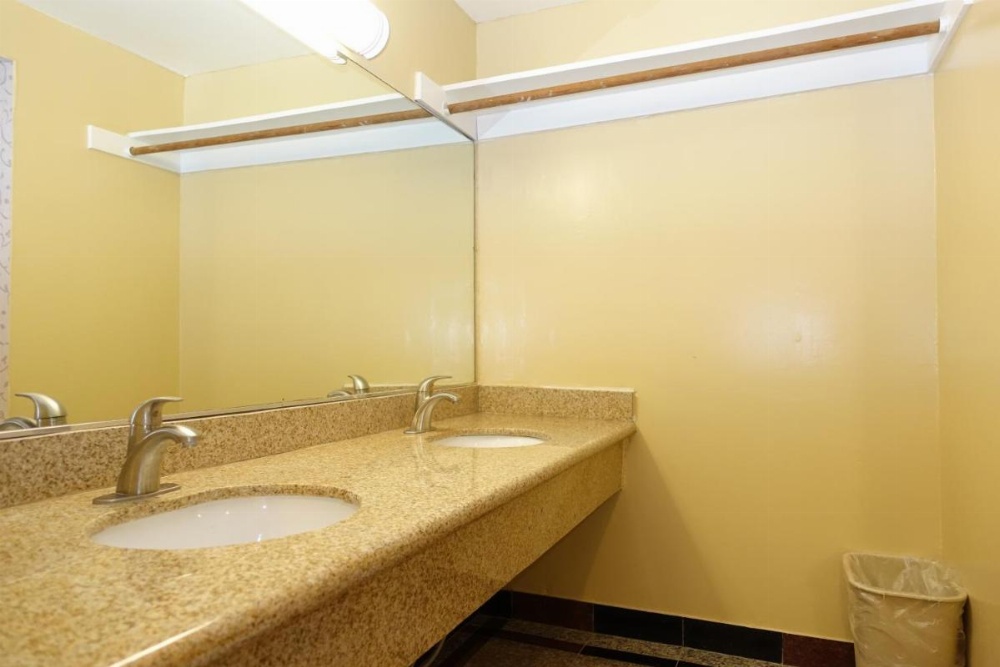Tropic Lodge Image 14