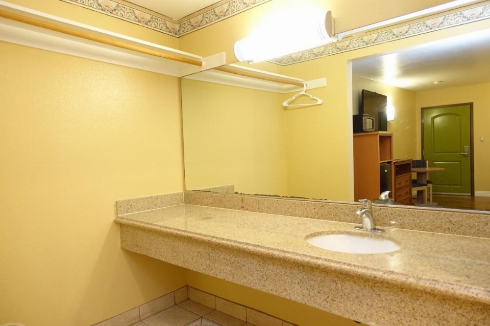 Tropic Lodge Image 19